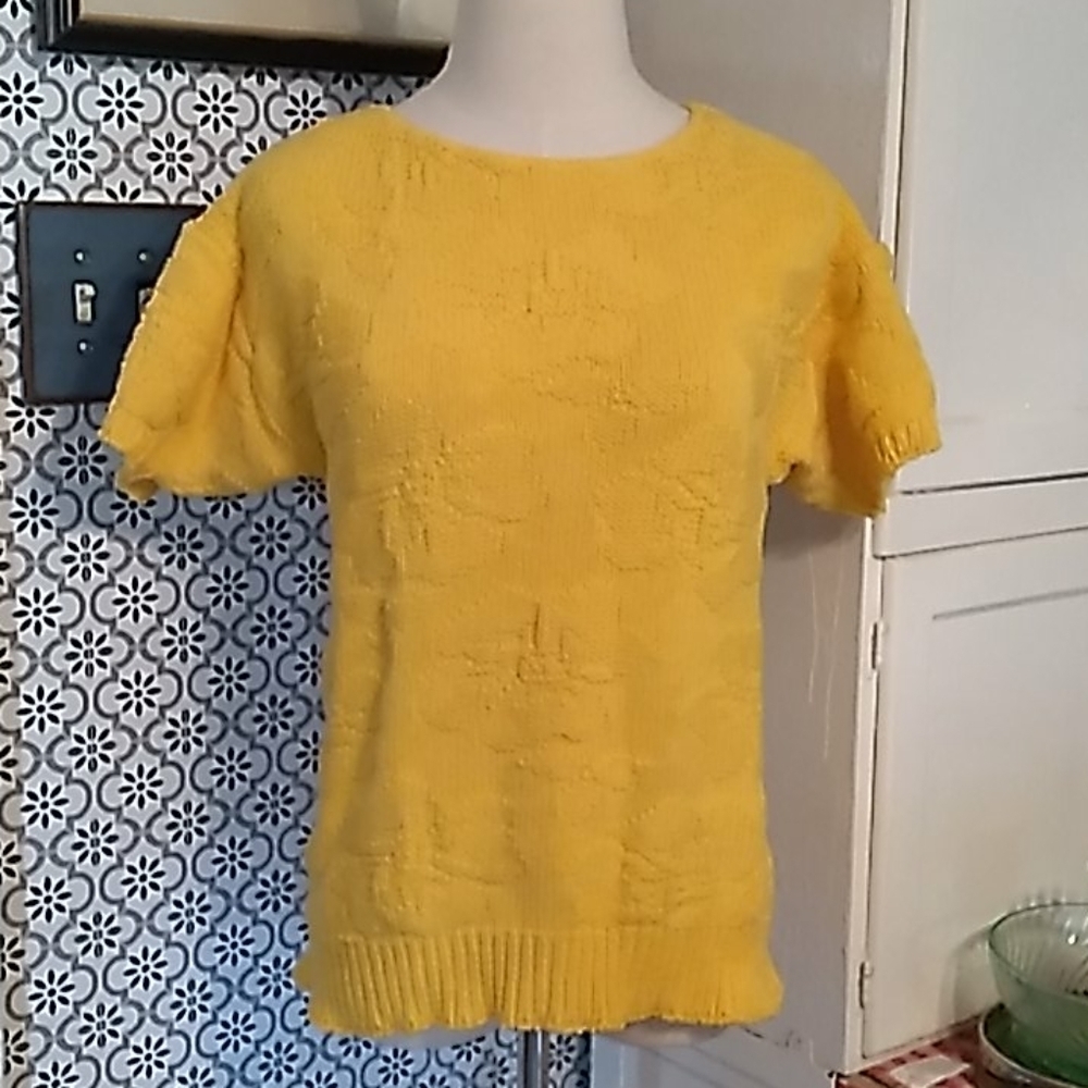 Vintage 1980s yellow short sleeve sweater 💛 😍